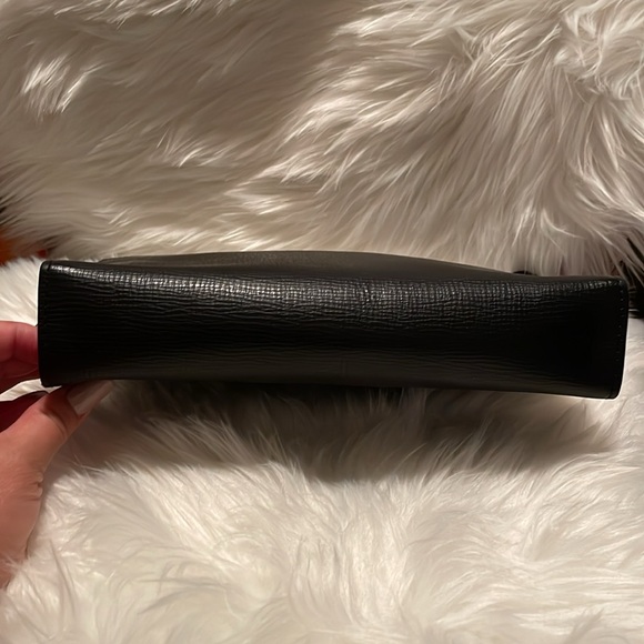 Burberry’s black clutch - Picture 7 of 11